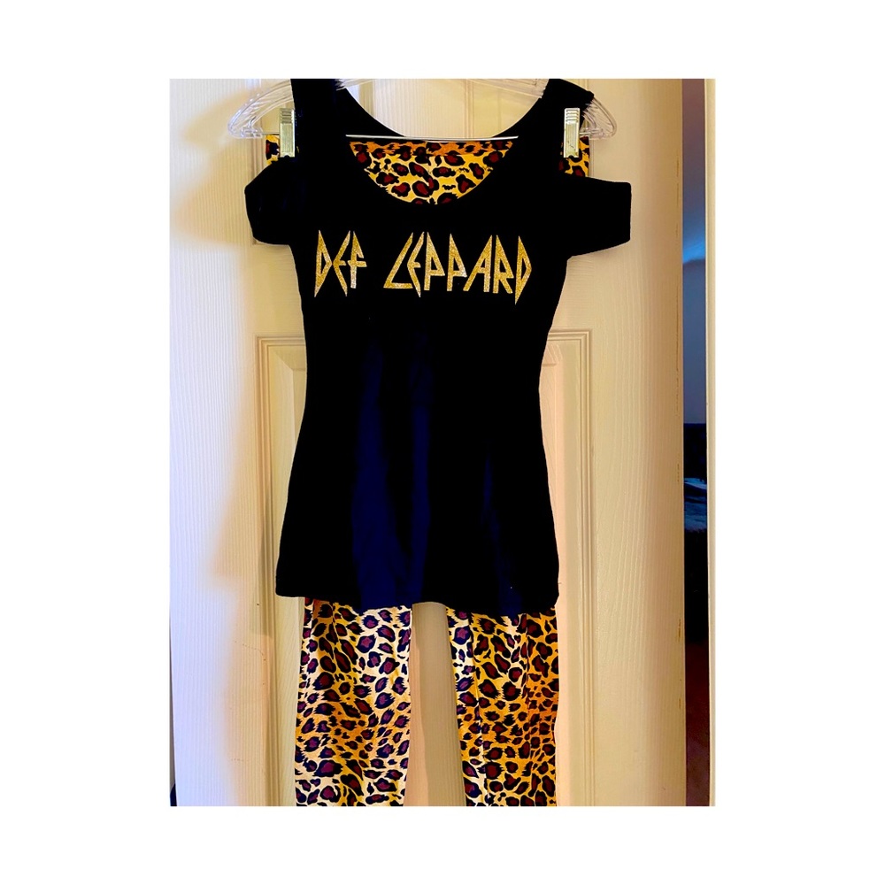 Girls/Women’s rock star costume with accessories.